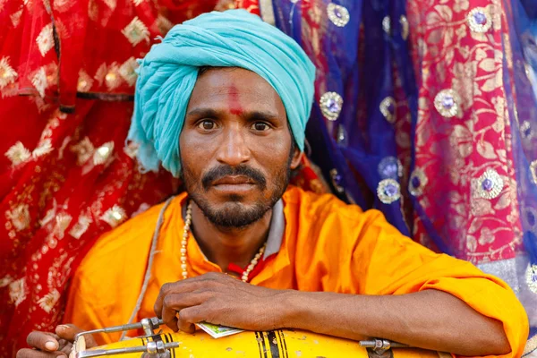Indiska gatukonstnär porträtt — Stockfoto