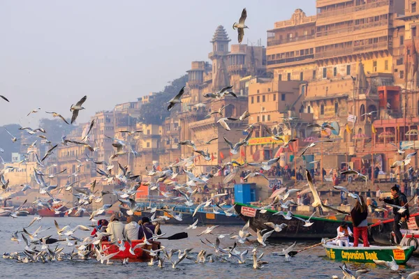 Loď ve Varanasi brzy ráno — Stock fotografie