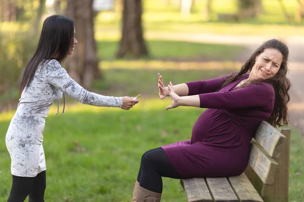 Pregnant woman rejecting cigarette — Stock Photo, Image