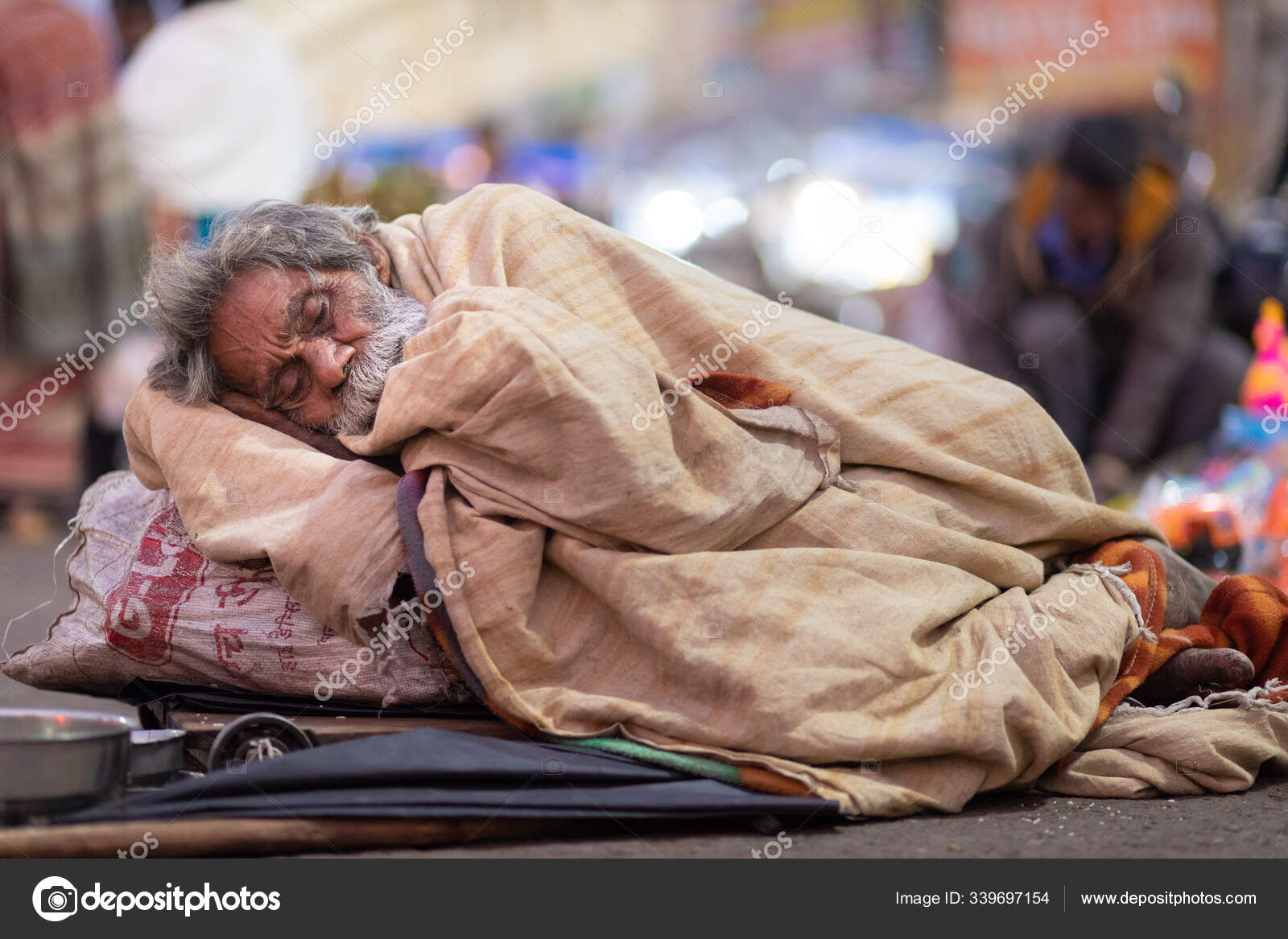 ホームレスのインド人男性が路上で寝ている — ストック編集用写真©smithore#339697154, image size:1600x1167
