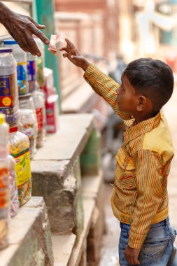 Hintli çocuk para ödüyor.