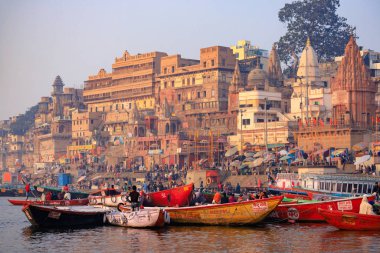 Sabah erkenden Varanasi 'de tekne gezisi.