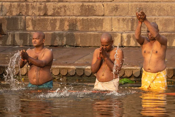 Devoti indiani che fanno il bagno nel fiume Ganga — Foto Stock