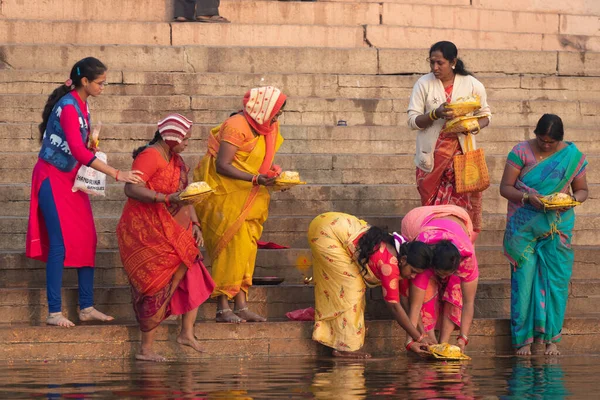 Kvinnor längs floden Ganges — Stockfoto