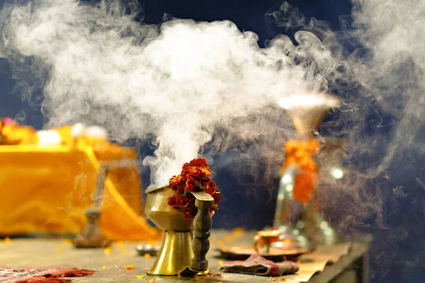 Räucherstäbchen Und Blumen Der Französischen Ringelblume Für Die Ganga Aarti — Stockfoto