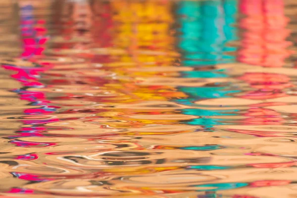 Weerspiegeling Van Indiaanse Kleurrijke Traditionele Jurken Het Ganga Rivierwater — Stockfoto