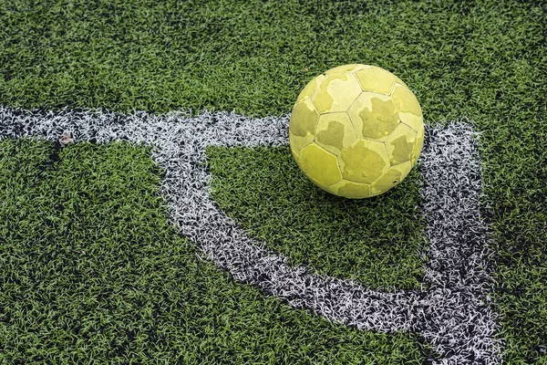 Alter rustikaler gelber Fußballball — Stockfoto
