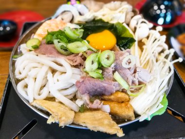 Miso çorbası ile Japon sukiyaki