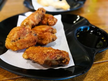 siyah plaka üzerinde kızarmış tavuk