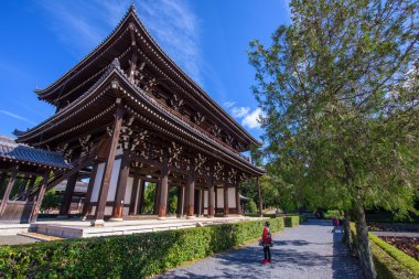Ziyaretçi Sammon kapısında, Kyoto