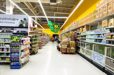 İnsanlar Tesco Lotus alışveriş