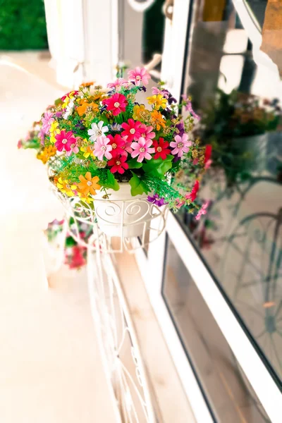 Flor falsa na bicicleta bonito — Fotografia de Stock