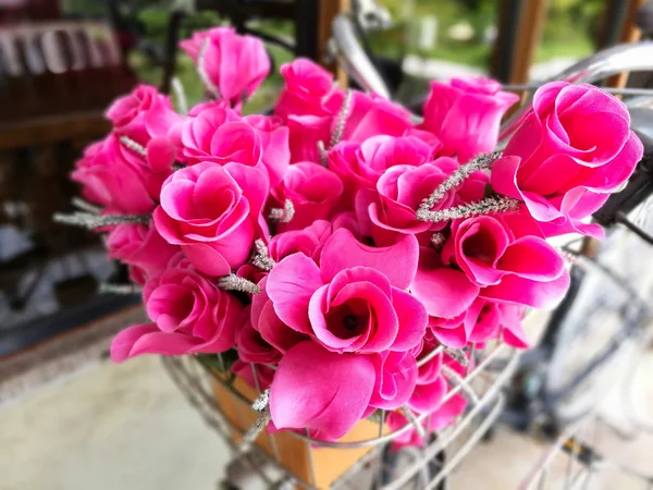 Fałszywe różowy kwiat na rower — Zdjęcie stockowe