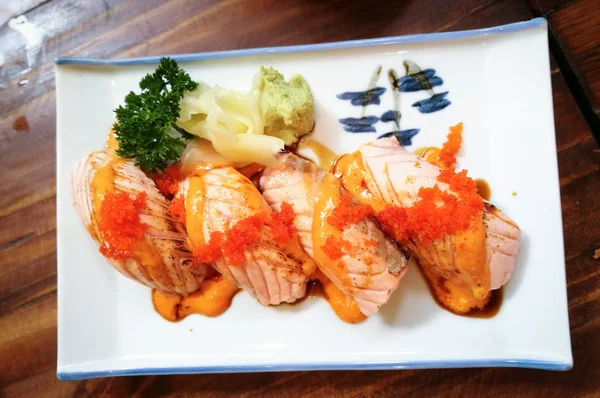 Sushi de salmão queimado por vista superior — Fotografia de Stock