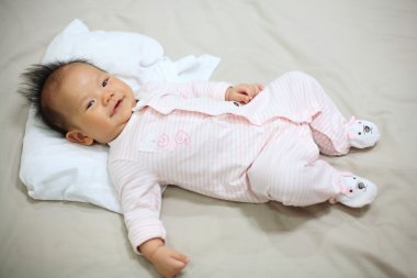 Bebek gülümseme yatakta