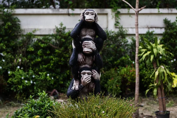 Statue di scimmie con cartello a mano — Foto Stock