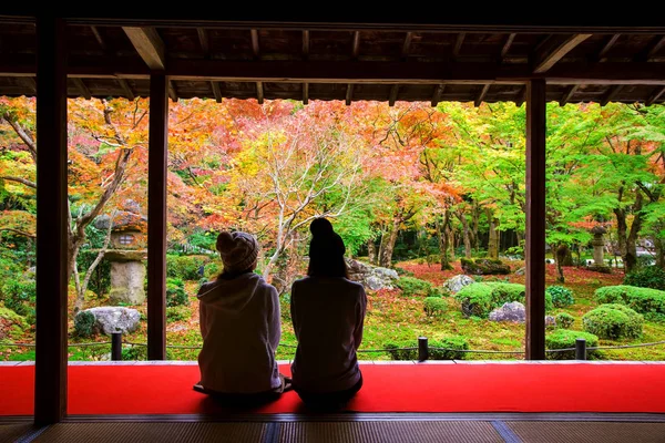 Chicas japonesas en el templo de enkoji, Kyoto — Foto de Stock