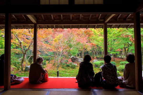 Visitantes en el templo Enkoji en otoño — Foto de Stock