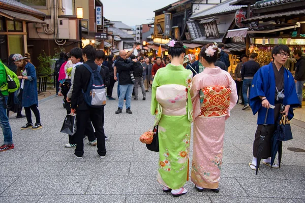 Japanse meisjes met Kimono selfie — Stockfoto