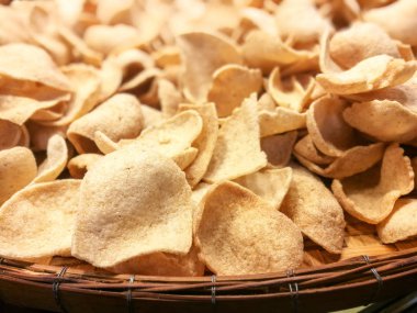 Karides karides kraker ahşap kapsayıcısındaki 