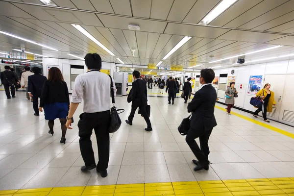 Passagers pressés à la station de métro Tokyo — Photo