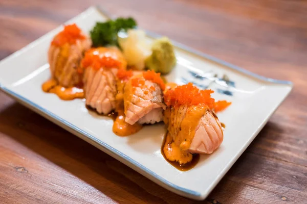 Sushi de salmão grelhado em prato branco — Fotografia de Stock