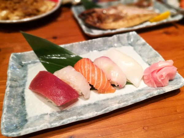 Sushi seti ve Yakisoba 