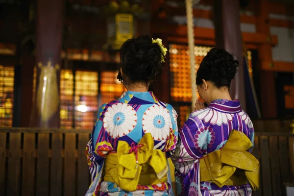 Kimono girls pray at Yasaka shrine, Kyoto — Stock Photo, Image