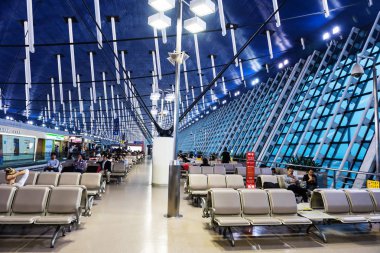 yolcular kalkış Pudong havaalanında beklemek