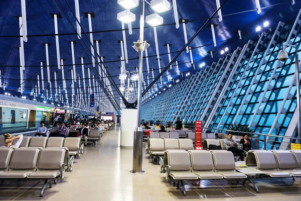 Passengers wait for departure in Pudong airport — Stock Photo, Image