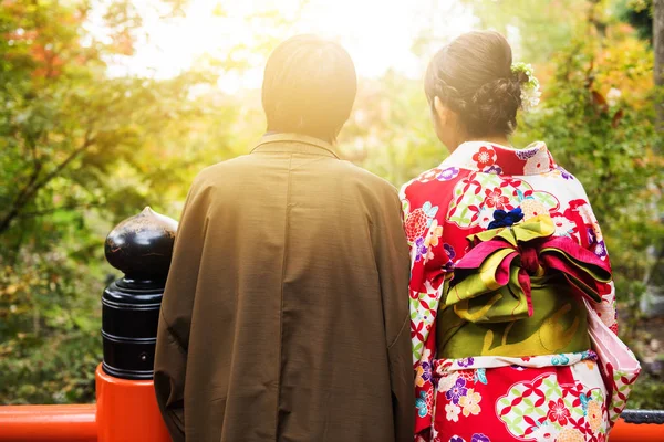 Casal com Yukata e Kimono desfrutar de outono — Fotografia de Stock