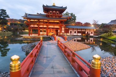 Byodo içinde tapınak alacakaranlıkta Uji