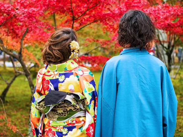 Casal com Yukata e Kimono desfrutar de cores de outono — Fotografia de Stock