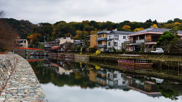 Uji řeka s panoráma na podzim, Kjóto — Stock fotografie