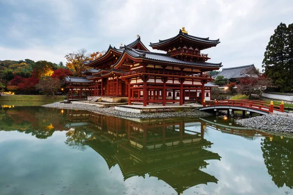 Byodo-i templet med reflektion i skymningen, Uji — Stockfoto