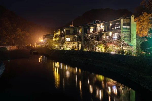Budynków w pobliżu rzeki Uji w nocy, Kyoto — Zdjęcie stockowe