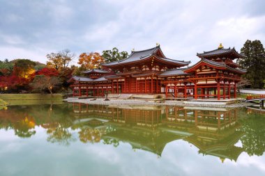 Byodo içinde tapınak alacakaranlıkta Uji