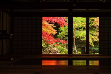 Sonbahar yaprakları çevreleyen Nanzen-ji bina, Kyoto