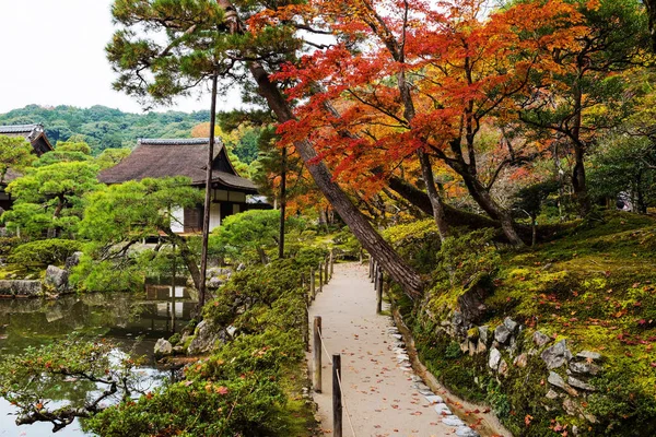 Szlak Ginkakuji świątyni w jesieni, Kyoto — Zdjęcie stockowe