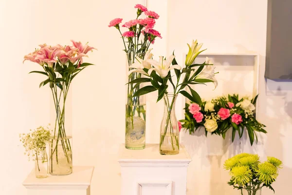 Kvetou v hrnci skla pro interiér svatební — Stock fotografie