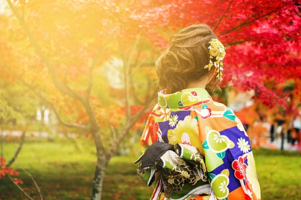 秋の紅葉、京都で着物の女の子 — ストック写真