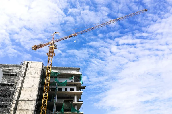 Crane and construction building — Stock Photo, Image