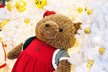 Büyük kahverengi ayıcık Noel ağacı üzerinde