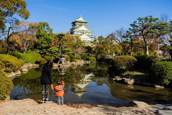 Familia en el castillo de Osaka en otoño — Foto de Stock