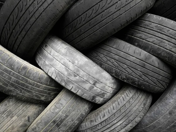 Kunstvoll gestapelte Reifenwand — Stockfoto