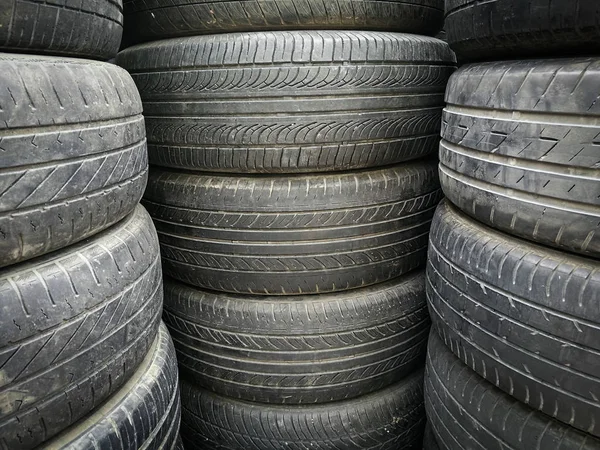 Velhos pneus usados fundo pilha — Fotografia de Stock