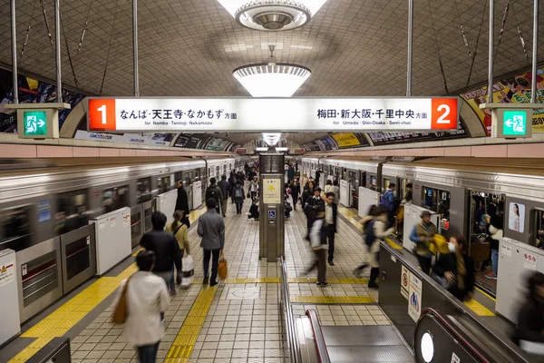 ラッシュ時に大阪市営地下鉄 — ストック写真
