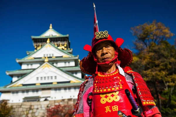 Osaka kalede samuri takım elbiseli adam — Stok fotoğraf