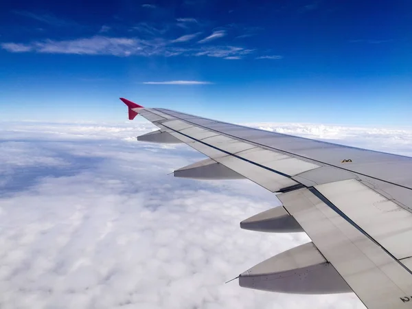 Samolot lecący nad chmurami — Zdjęcie stockowe