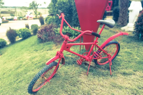 Rød lille cykel til barn - Stock-foto